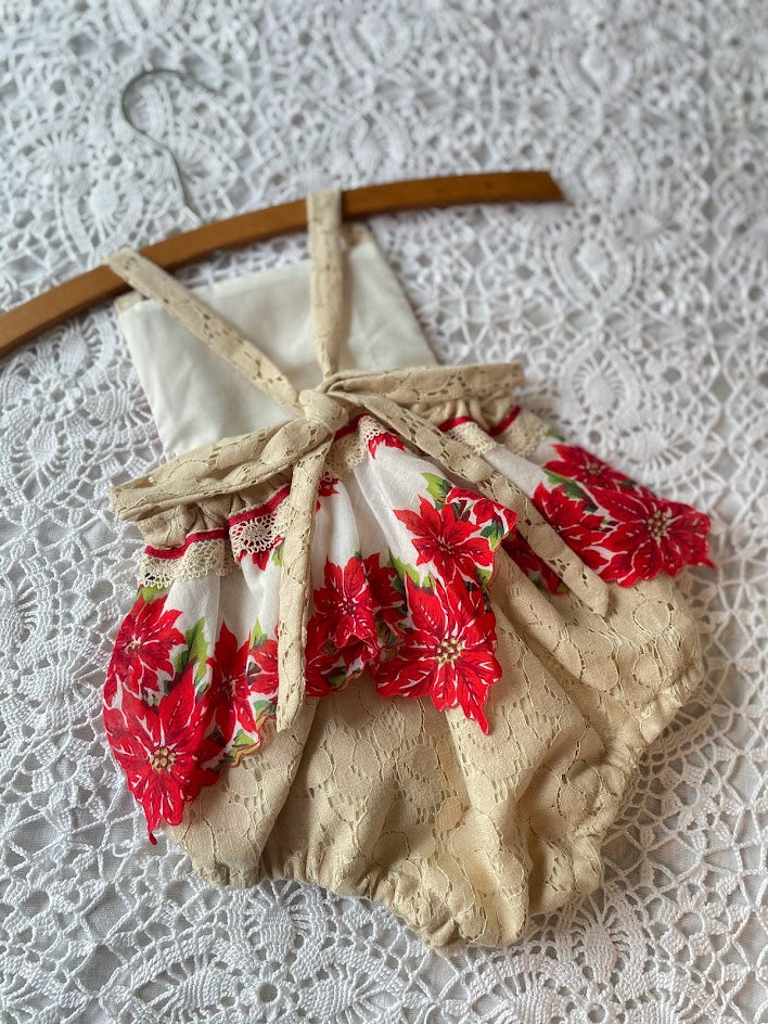 アメリヴィンテージ SOFT LACE FLOWER ROMPERS T262059 Whimsical Lace Jumpsuit with Tulle Overskirt and 3D